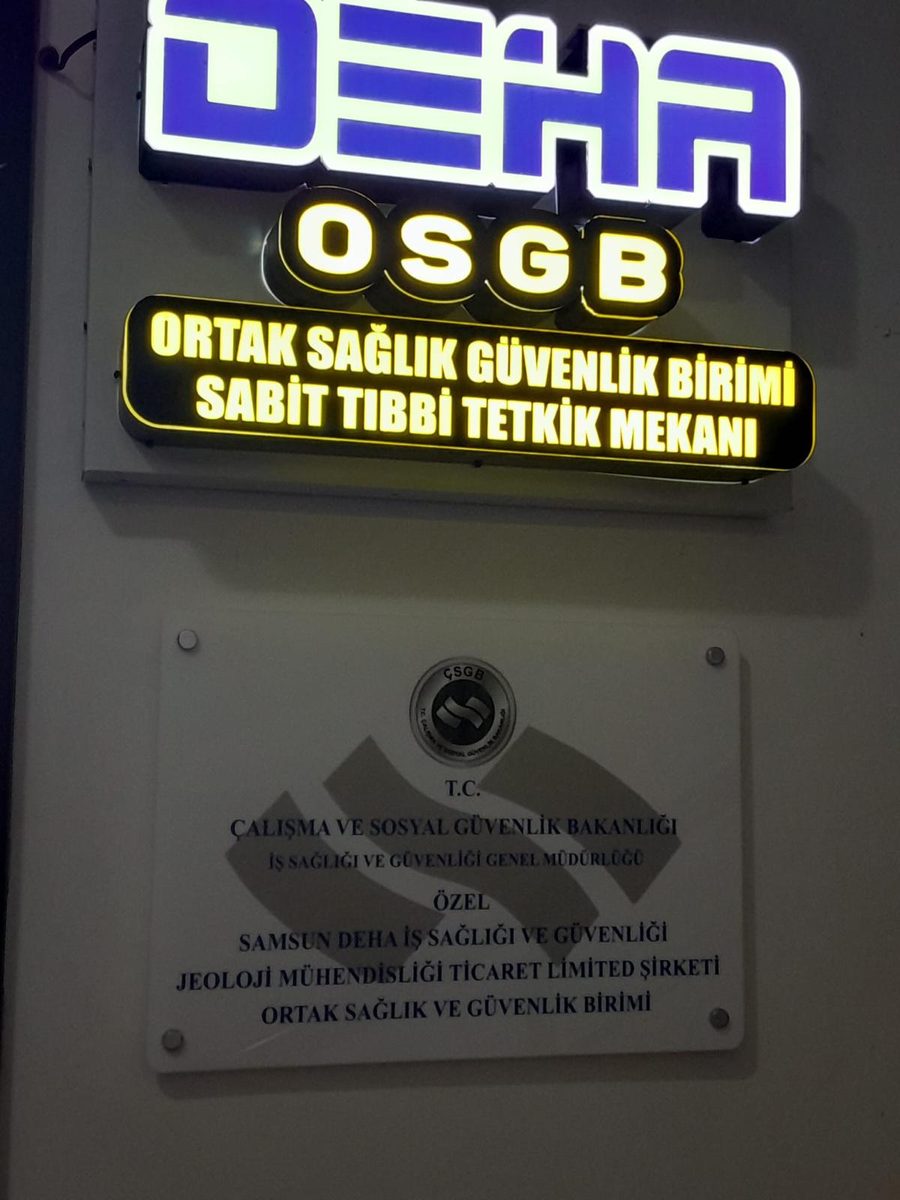 ÇSGB İSGGM tarafından verilen Samsun Deha OSGB yetki levhası — ofis girişi