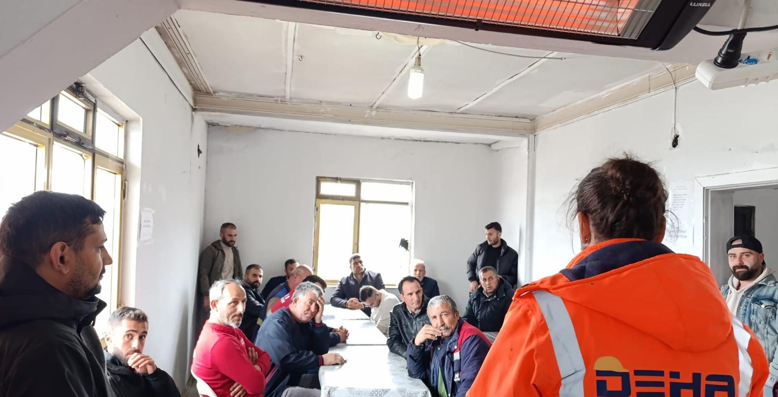 Samsun Deha OSGB İSG uzmanı şantiye personeline eğitim veriyor