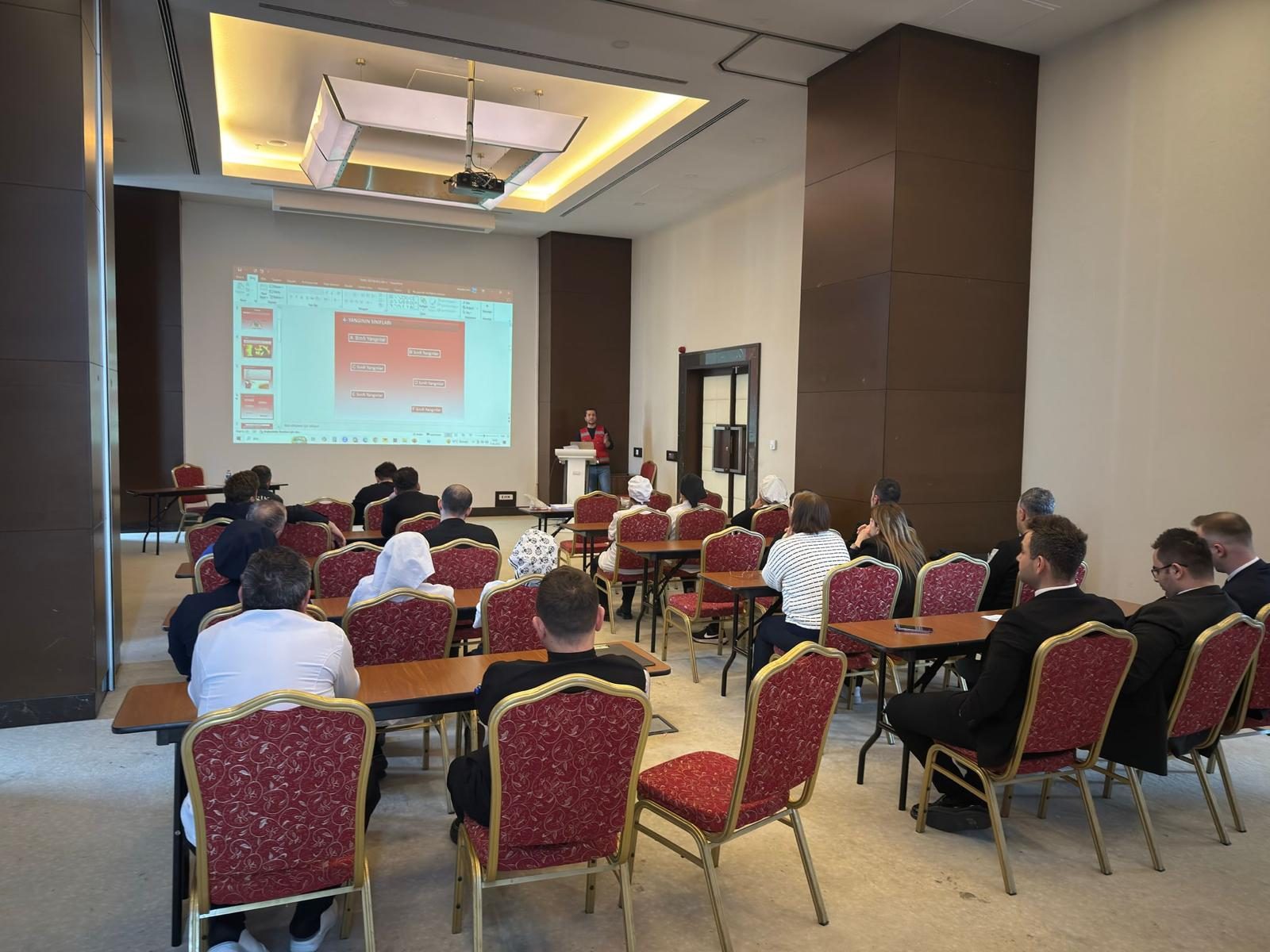 İSG temel eğitimi sunumu — yangın sınıfları konusu, otel konferans salonu