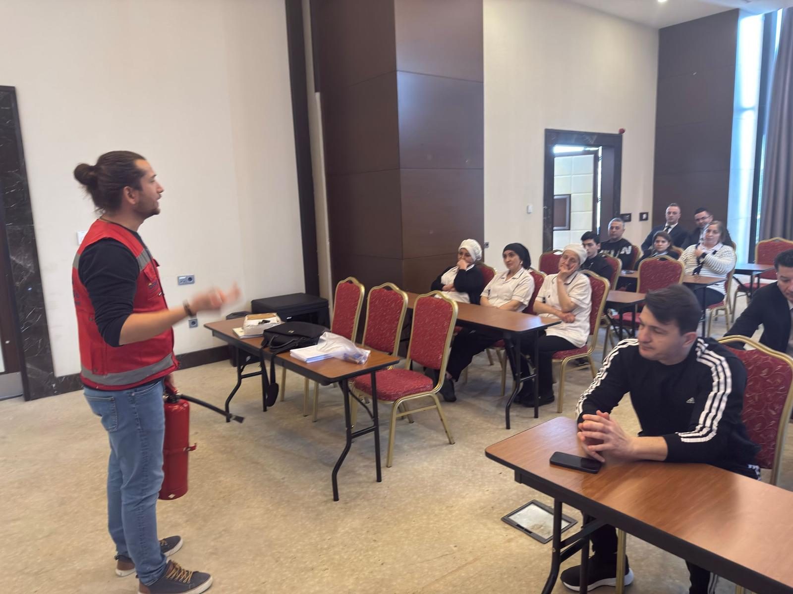 Otel personeline yangın tüpü kullanım eğitimi — Samsun Deha OSGB