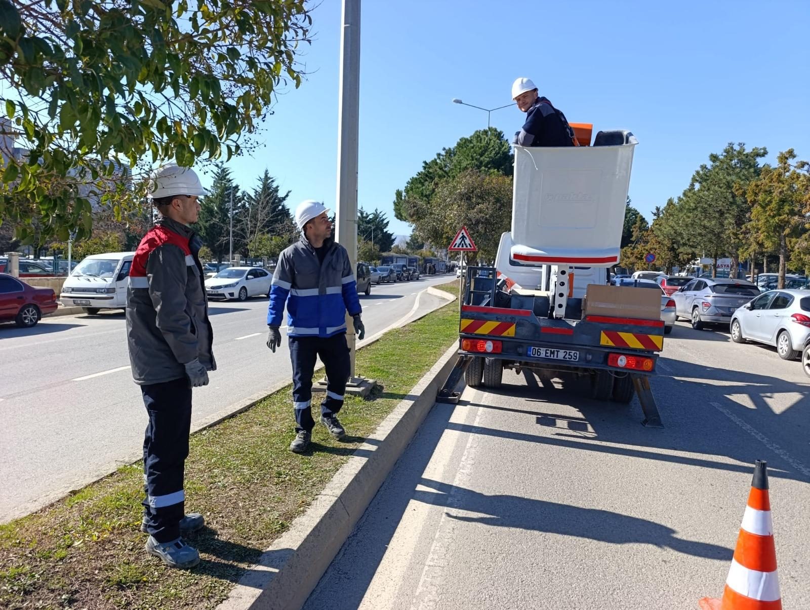 Sepetli araçla yüksekte çalışma — elektrik dağıtım ekibinde KKD ve saha denetimi